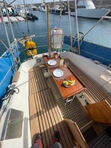 卡列罗港El Velero的船上甲板上的桌子