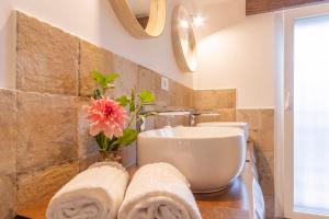 MonterosiGinevra Home的一间带水槽和台面毛巾的浴室
