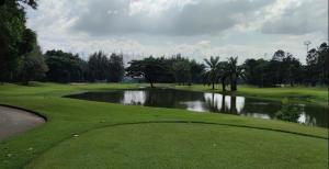 清迈Reconnecting的享有带池塘的高尔夫球场的景色