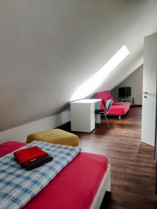 弗莱堡das Apartmenthaus in Freiburg的一间卧室配有一张床、一张桌子和一张沙发