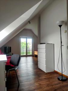 弗莱堡das Apartmenthaus in Freiburg的客厅配有白色梳妆台和灯