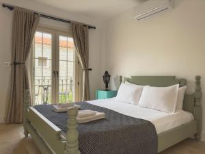 阿拉恰特Fedora Otel Alaçatı的卧室配有带白色枕头的大床