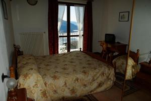 索里科塔莫拉酒店的一间卧室设有一张床和一个美景窗户。