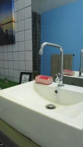 清迈Reconnecting的浴室内设有一个白色水槽和水龙头