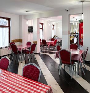 基什孔弗莱吉哈佐Malom Panzió的餐厅设有红色和白色的桌椅