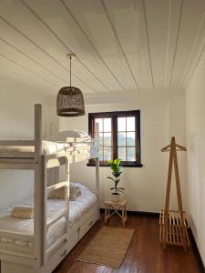 维纳德马La Posada Coliving的卧室配有白色双层床和窗户。
