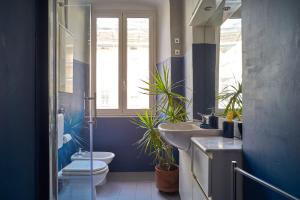 因佩里亚La casa fra la storia e il mare的一间带两个盥洗盆、卫生间和窗户的浴室