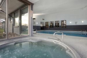 巴里Days Inn by Wyndham Barrie的游泳池中间的热水浴池