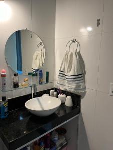 塞古罗港Apartamento 3 Suítes 200mt Axé Moi até 08 pessoas的一间带水槽和镜子的浴室