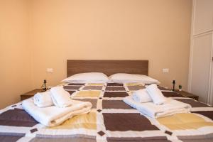 帕尔马G12 Double Rooms l Zona Ospedale Centro l Parking Custodito Privato的一间卧室配有一张大床和毛巾