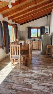 乌斯怀亚Cabaña SANTA MONTAÑA的一间厨房,内设一张木桌和椅子