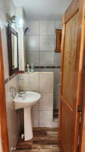 乌斯怀亚Cabaña SANTA MONTAÑA的一间带水槽和镜子的浴室