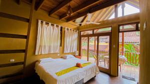 塔拉波托Canto del Río Lodge的一间卧室设有一张床和一个大窗户