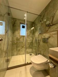 孟买Hotel Mumbai House, Malad的带淋浴、卫生间和盥洗盆的浴室
