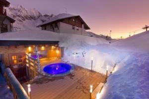 帕苏德尔托纳莱勒托瑞塔酒店的一座带热水浴缸的雪地建筑