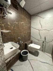 苏拉特Hotel sky palace adajan的一间带水槽和卫生间的浴室