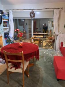 苏尼翁索尼恩海角日落酒店的客厅配有一张桌子和红色桌布