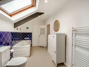 JordanstonY Gwesty Bach的浴室配有白色卫生间和盥洗盆。