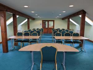 PidleyLakeside Lodge的一间会议室,里面配有桌椅