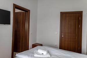 普雷代亚尔Vila Edelweiss的一间卧室配有一张床,床上有毛巾