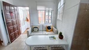 下布雷尼亚Casa El Drago 6的带沙发和桌子的小客厅