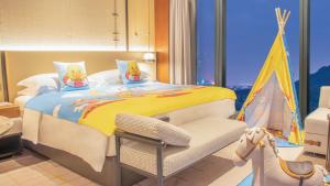 东莞东莞洲际酒店 - 广交会期间免费穿梭巴士至展馆的儿童卧室配有一张带黄毯的大床