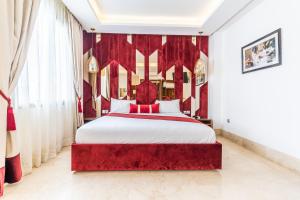 卡萨布兰卡One Hotel Casablanca的一间卧室配有一张带红色窗帘的大床