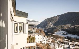 里约·迪·普斯特里亚Dolomites Alpin Penthouse, 90qm, WLAN, privat Sauna - privat Whirlpool的山景白色建筑