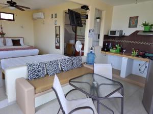 马祖特Posada Nautica的酒店客房带一张床、一张桌子和椅子