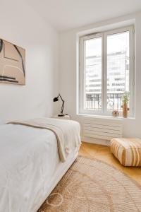 塞纳河畔讷伊PorteMaillot & La Défense 4 Bedroom 10 people的白色的卧室设有床和窗户