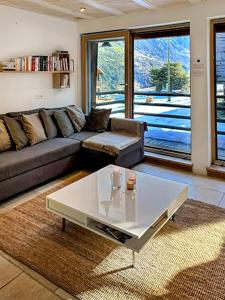 BrusonMon Raccard Cosy - 4 vallées的带沙发和咖啡桌的客厅