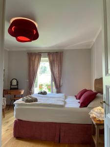 VerzuoloVILLA FELICE_UNESCO ALPS AREA的一间卧室配有一张红色灯大床