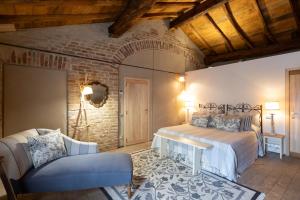 Polesine Parmense安提卡柯尔特帕拉西纳利来酒店的一间卧室设有一张床和砖墙