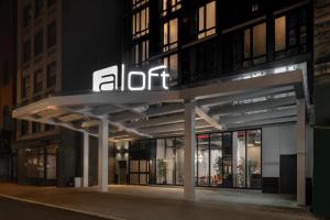 纽约Aloft New York Chelsea的夜间进入办公楼的照明入口