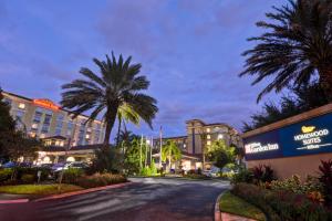 奥兰多Homewood Suites by Hilton Lake Buena Vista - Orlando的棕榈树酒店前的街道