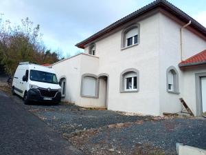 勒布伊villa provençale STEVENSON的停在房子前面的白色货车