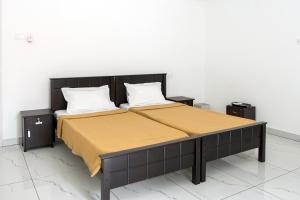 瓦尔卡拉Avanthi Homestay的一张床上有两个枕头的房间