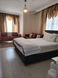 ArnavutköyLovely Specious 2 bedroom suite apartment Near IST Airport Shuttle option的一间带大床的卧室和一间客厅