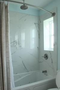 彭萨科拉Relax and Enjoy Bayou Grande的白色的浴室设有淋浴和浴缸。