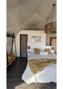 卢汉德库约Deer Glamping的一间卧室设有一张带天花板的大床