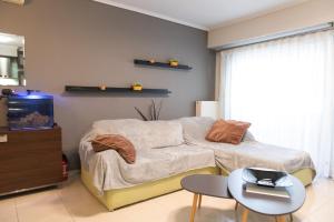 塞萨洛尼基Chris & Mary comfort rooms Thessaloniki center的客厅配有沙发和桌子