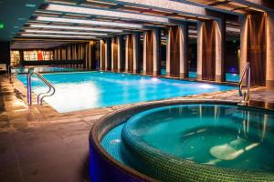 布达佩斯StayWithUs - Downtown的一个带热水浴缸的大型游泳池