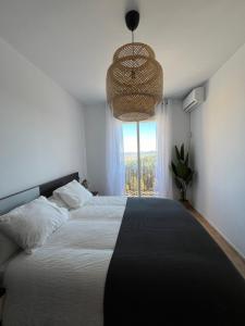 贝莱斯布兰科El Mirador de Velez Blanco的一间卧室设有一张大床和一个窗户。