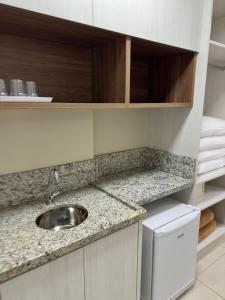 卡达斯诺瓦斯Spazzio DiRoma Parks的厨房配有水槽和台面