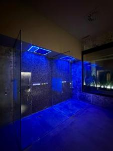 那不勒斯Magnolia Napoli的设有带蓝色灯光淋浴的浴室