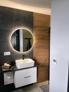 GrywałdPrzystanek Przylasek的一间带水槽和镜子的浴室