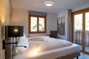 施伦斯Drei Türme Top A2的一间卧室配有一张带灯和窗户的床