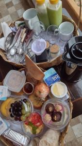 伦索伊斯Serra Grisante Pousada Bed and Breakfast的一张桌子,上面有各种食物篮子