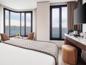 伊斯坦布尔Dream Inn Karaköy Bosphorus的酒店客房配有一张床,享有水景