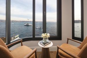 伊斯坦布尔Dream Inn Karaköy Bosphorus的客房设有享有水景的窗户。